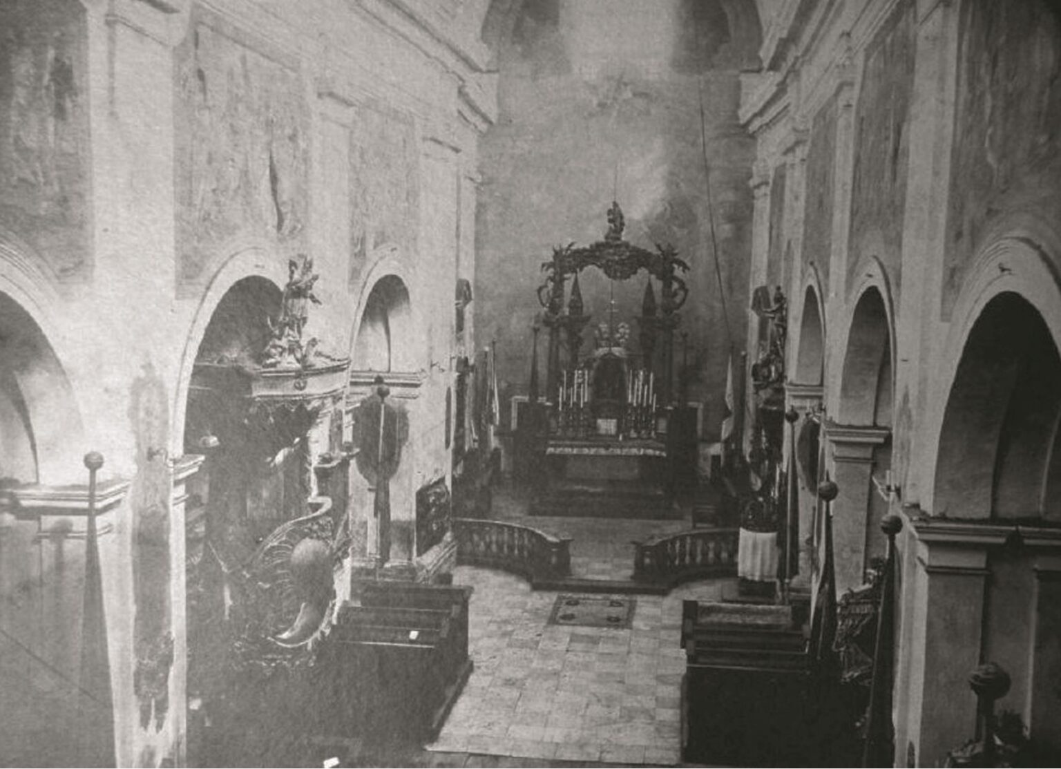 Wnętrze kościoła w Krasnem przed renowacją w latach 1877-1883