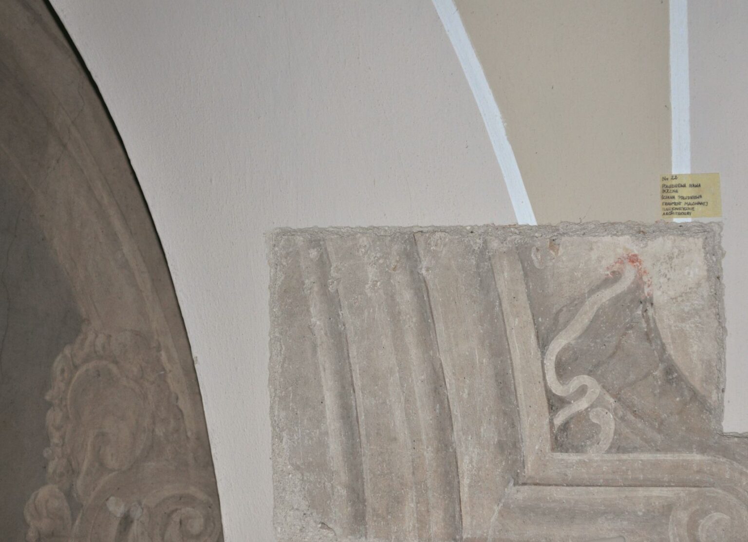 Odkrywka w nawie bocznej, widoczny fragment iluzjonistycznie malowanej architektury z 1747 roku