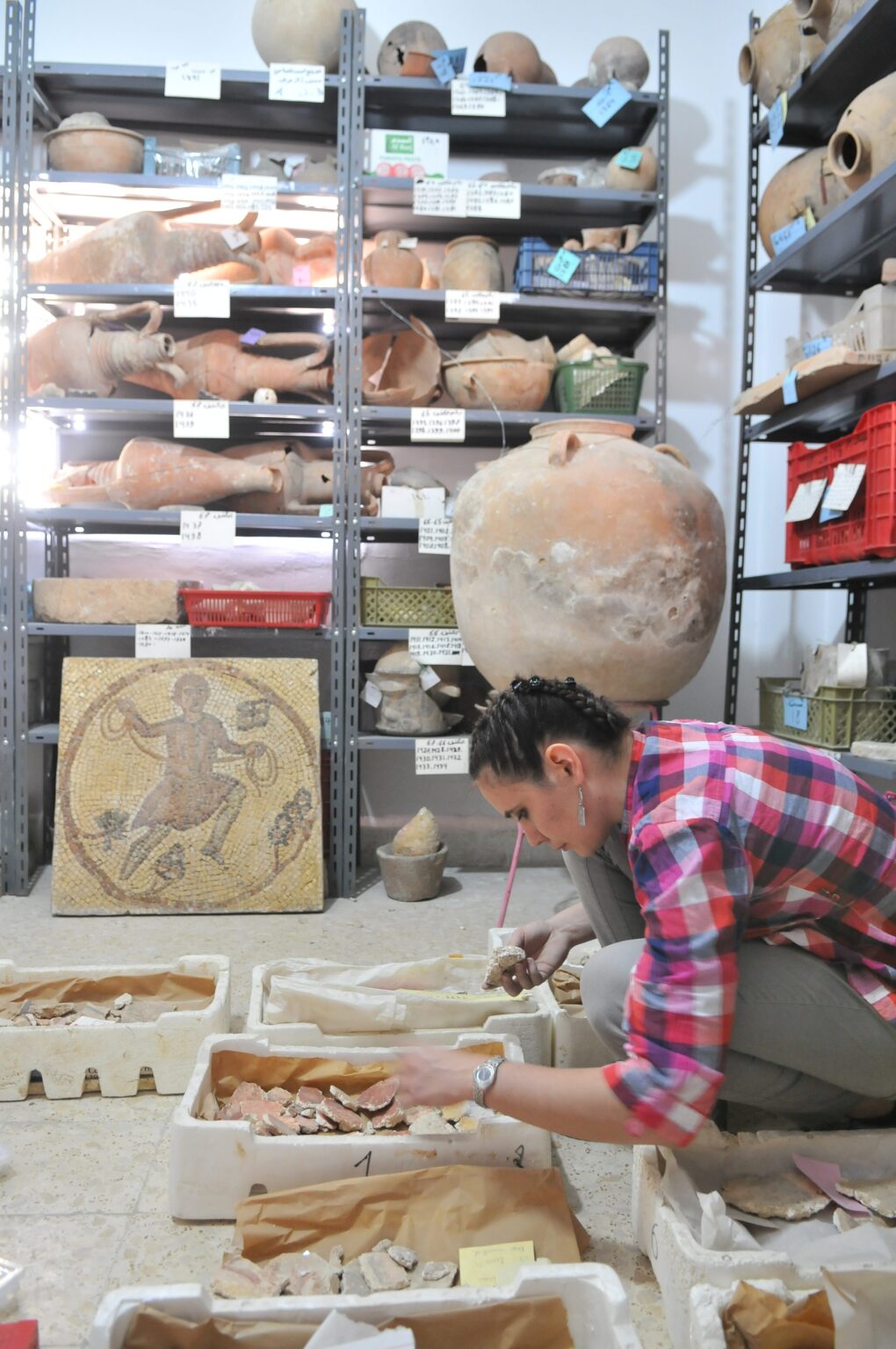 Pobieranie próbek malowideł w magazynie wykopaliskowym, Gerasa