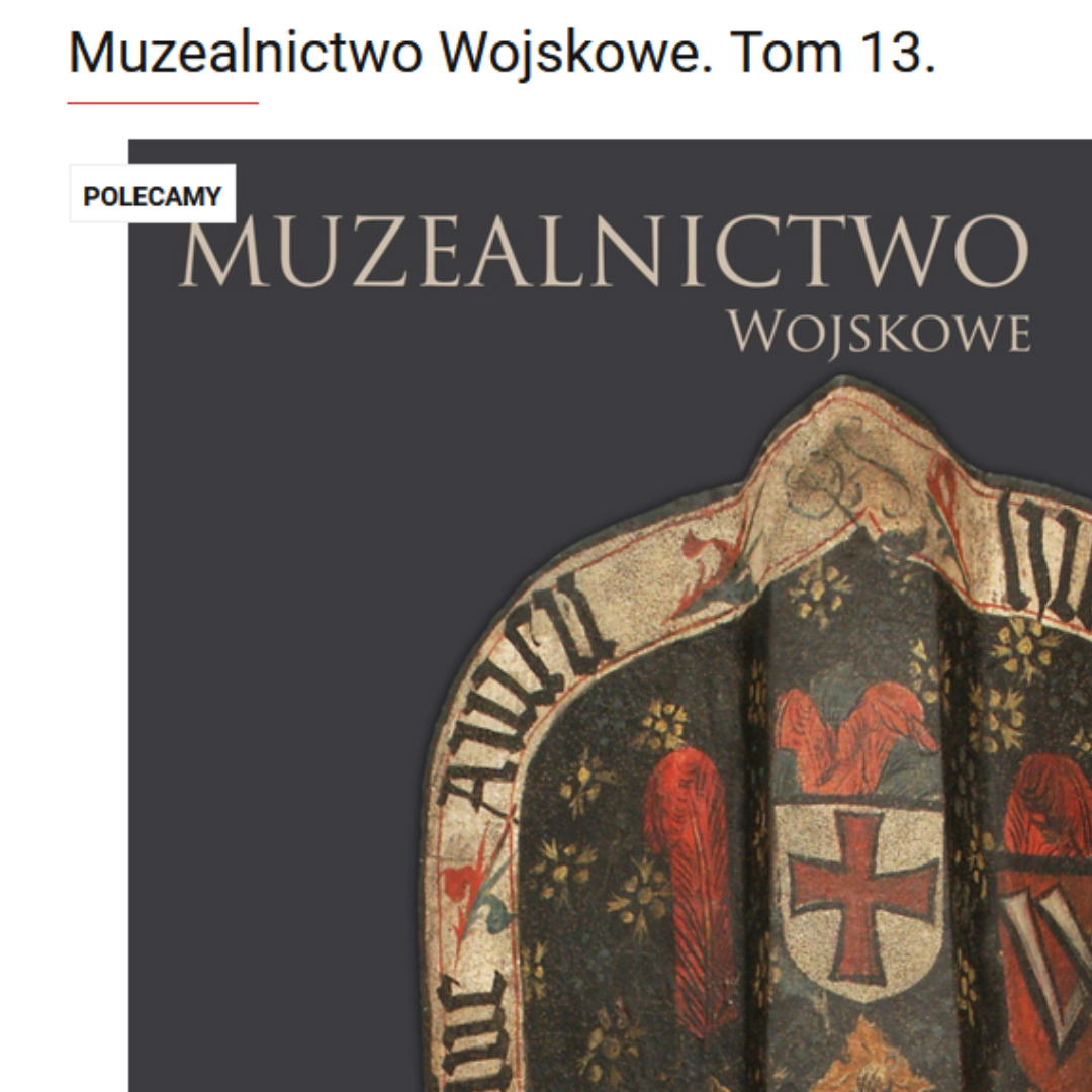 : Ozdobny herb lub element dekoracyjny przedstawiony na ciemnym tle. Stylizacja wskazuje na historyczne lub heraldyczne pochodzenie. Widoczne detale to napisy, elementy florystyczne oraz symbole krzyża i skrzydeł.