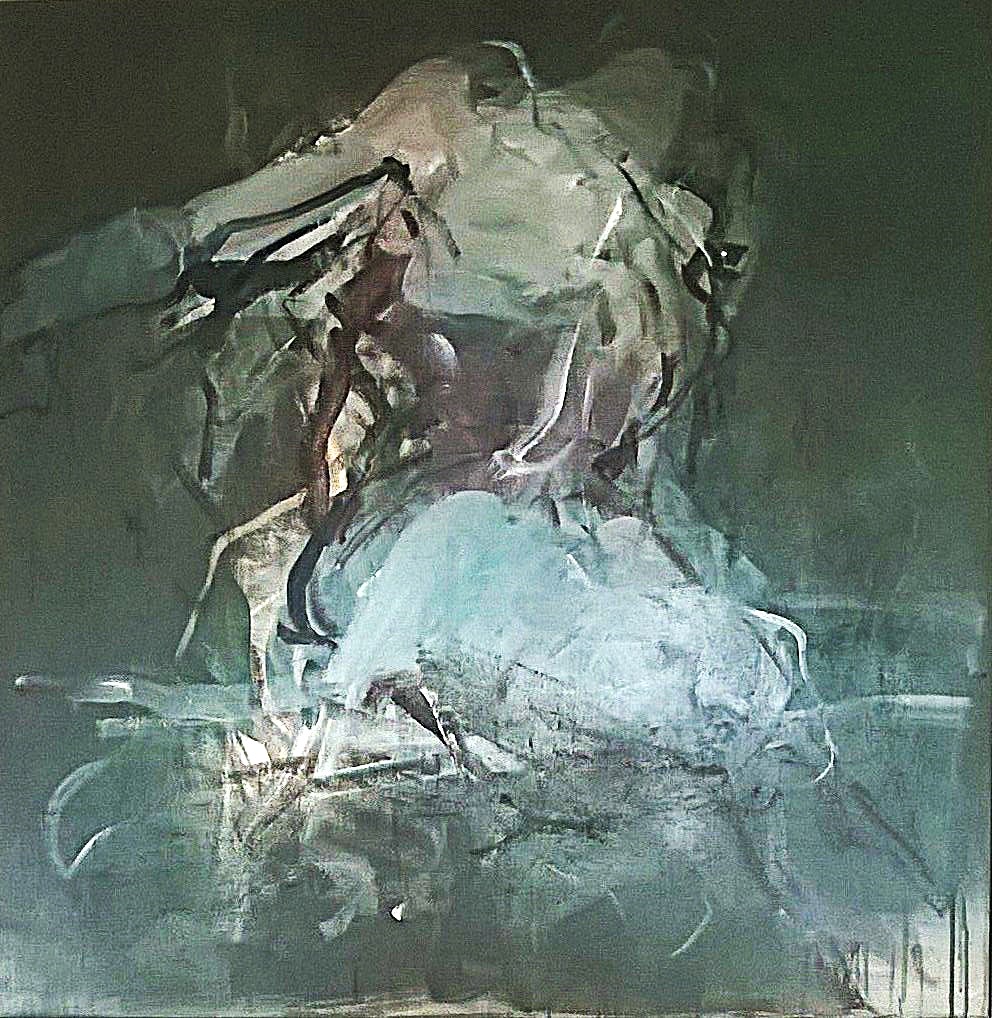 Głębokie ciemne tło kontrastujące z jasnymi smugami przypominającymi światło przenikające przez tkaninę lub mgłę. Kompozycja tworzy efekt zawieszenia i tajemniczości – postać może być interpretowana jako otulona lub częściowo zasłonięta.