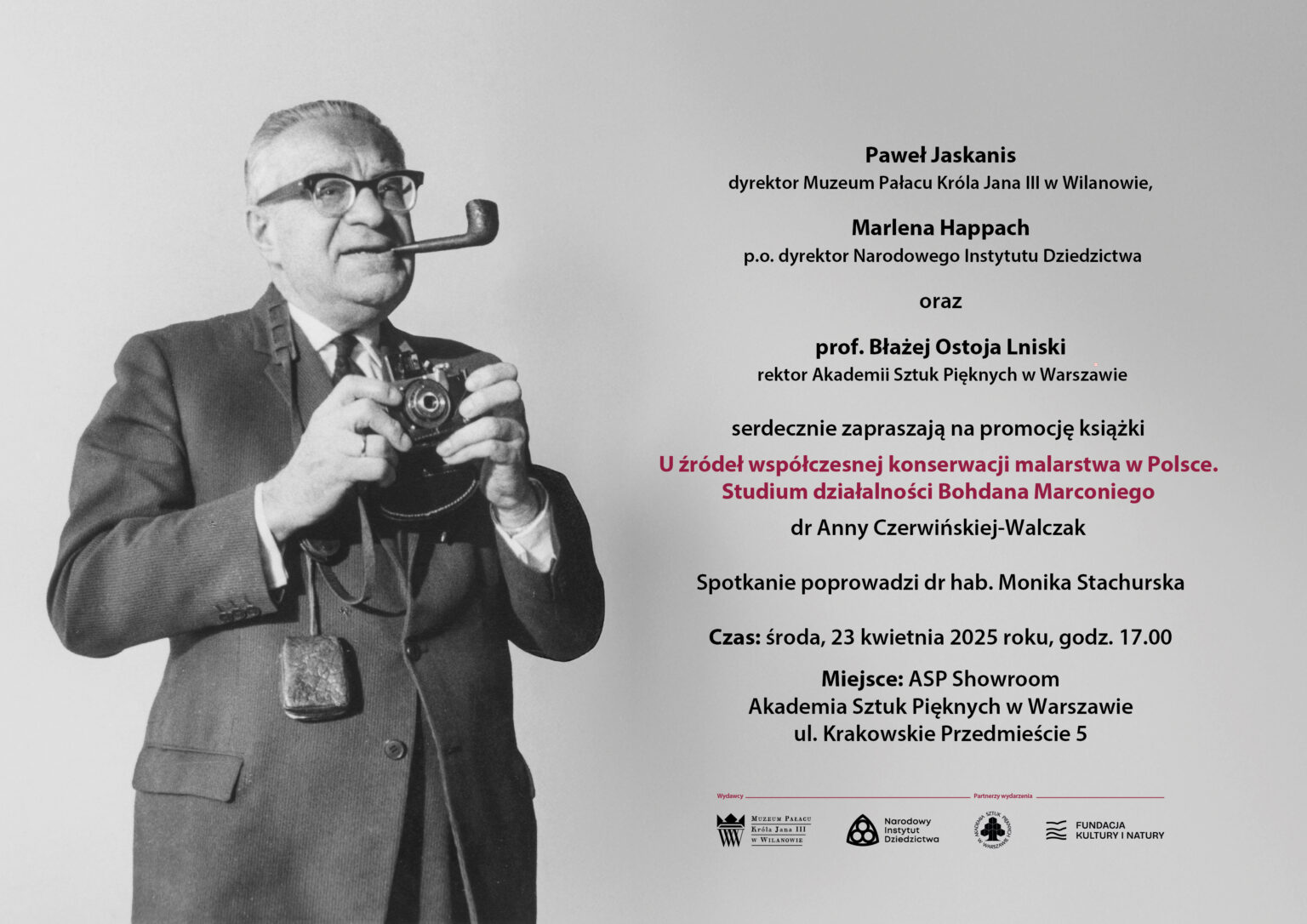 Po lewej stronie plakatu znajduje się czarno-białe zdjęcie starszego mężczyzny w garniturze, trzymającego aparat fotograficzny i z fajką w ustach — przypomina to klasyczny portret pasjonata fotografii z połowy XX wieku. Po prawej stronie na jasnym tle umieszczono treść zaproszenia na wydarzenie, z wyróżnionym tytułem książki w kolorze różowym: