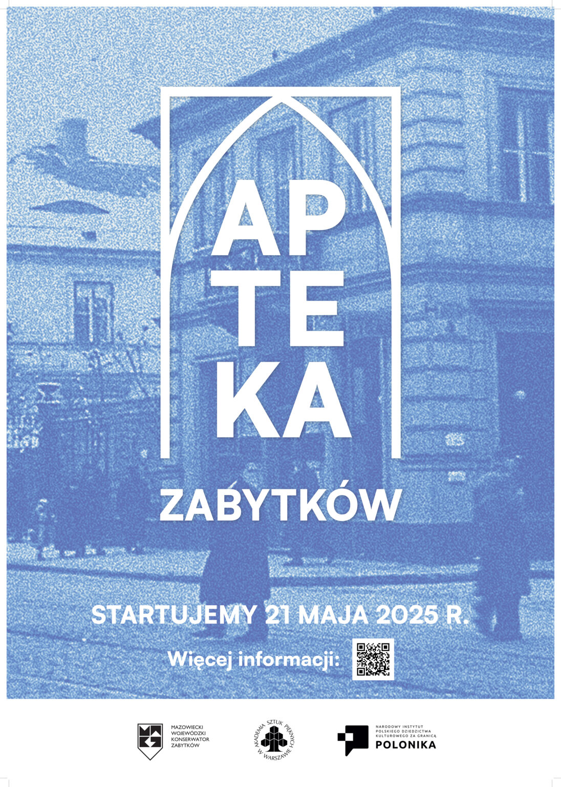 Plakat w odcieniach niebieskiego z białym tekstem i elementami graficznymi. W centrum znajduje się stylizowany napis „APTEKA ZABYTKÓW” umieszczony w konturze przypominającym ostrołuk gotycki. W tle ziarna obrazu archiwalnego – dawna kamienica miejska i sylwetki przechodniów.