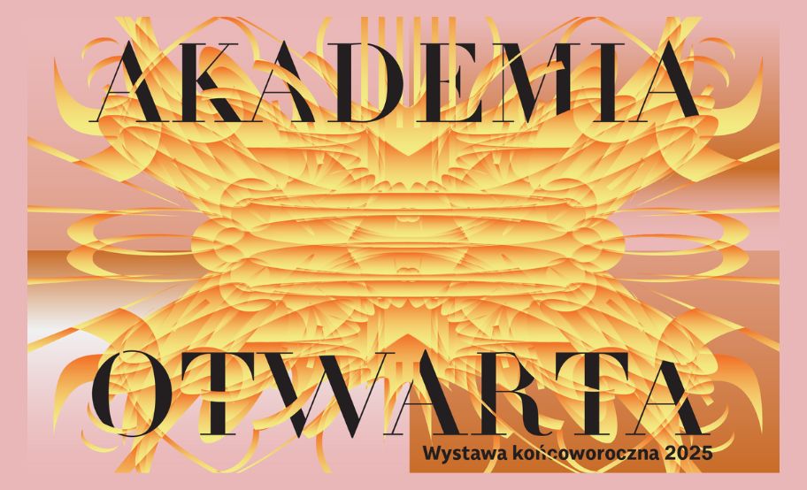 Grafika promująca wydarzenie „Akademia Otwarta – Wystawa końcoworoczna 2025”. Na środku tło w formie symetrycznego, abstrakcyjnego wzoru w odcieniach pomarańczu i złota, przypominającego ornament lub formę organiczną. Na pierwszym planie czarny napis z dużych liter: „AKADEMIA OTWARTA”. W prawym dolnym rogu mniejszym fontem znajduje się tekst: „Wystawa końcoworoczna 2025”. Tło w kolorze różowym z gradientem.