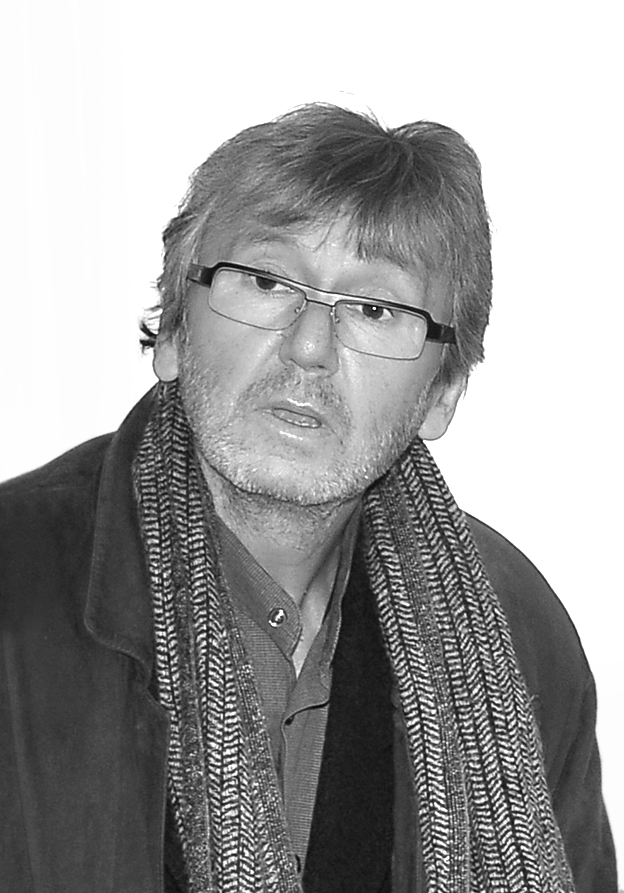 portret mężczyzny w podeszłym wieku, w okularach, z szalikiem na ramionach