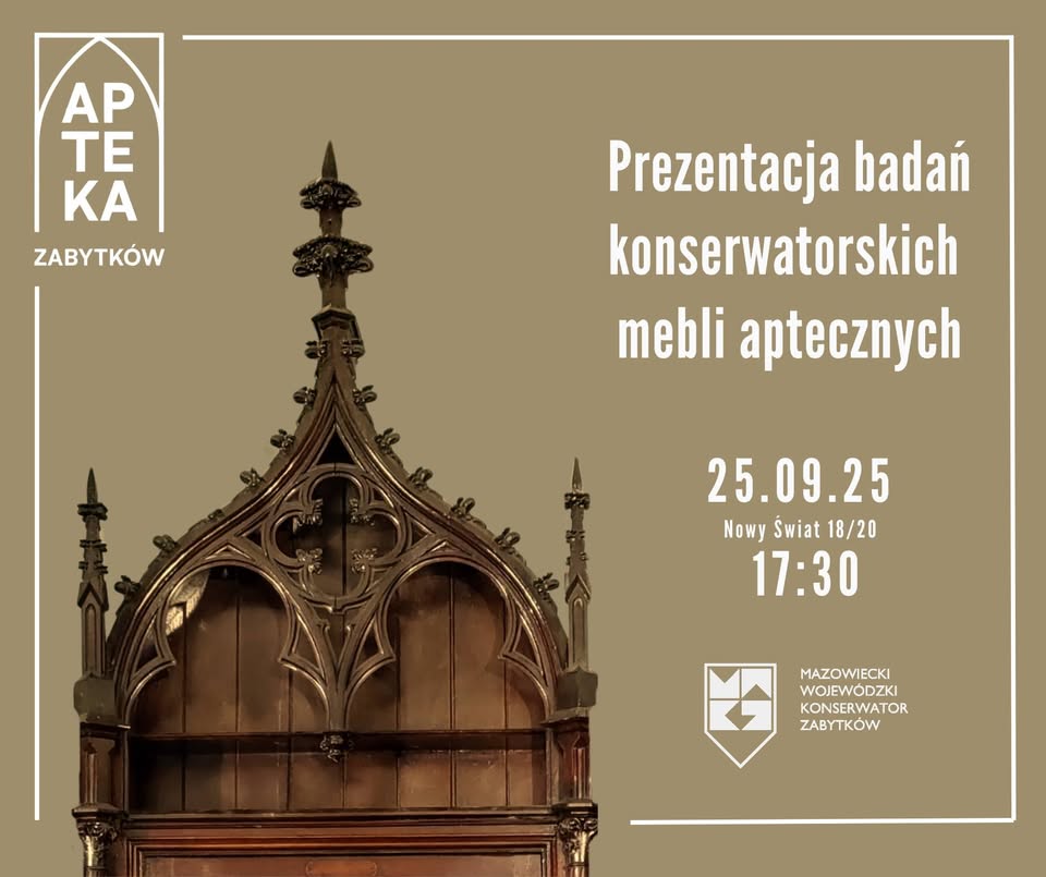 Plakat w odcieniach brązu i beżu zapowiadający wydarzenie pt. „Prezentacja badań konserwatorskich mebli aptecznych”. Po lewej stronie widnieje logo „Apteka Zabytków” w formie białej ramki z ostrołukiem i napisem ułożonym pionowo. Centralnie u dołu znajduje się fotografia zabytkowego, drewnianego mebla w stylu neogotyckim z bogato rzeźbionym zwieńczeniem przypominającym architekturę katedry. Po prawej stronie duży biały tekst informuje o terminie i miejscu wydarzenia