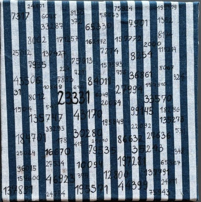 Płótno w biało-niebieskie pionowe pasy, pokryte gęsto zapisanymi czarnymi liczbami o różnej wielkości i intensywności. Pośrodku wyróżnia się większy numer „23331”